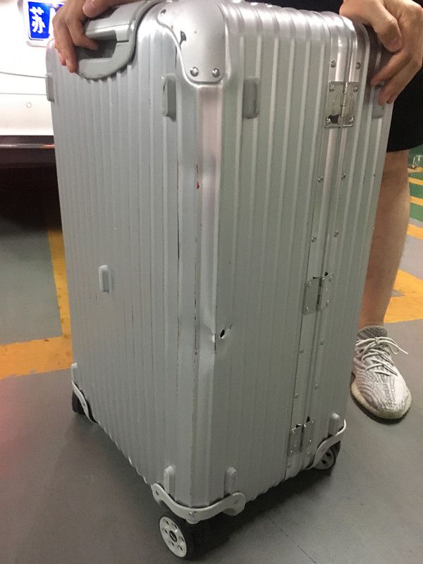 8000元的行李箱托運出一個洞 航空公司只愿賠800|東航|前臺|航班_網易